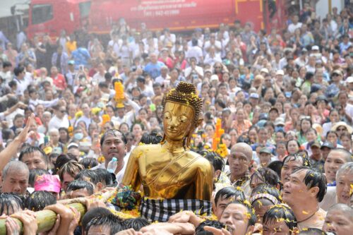 พิธีอัญเชิญหลวงพ่อพระใสขึ้นประดิษฐานพระอุโบสถ