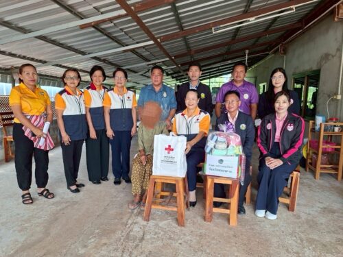 มอบเครื่องอุปโภคบริโภคให้กับผู้สูงอายุที่มีอายุตั้งแต่ 100 ปี ขึ้นไปในจังหวัดหนองคาย