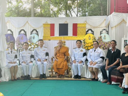 พิธีพระราชทานน้ำหลวงอาบศพ วางพวงมาลาพระราชทานของพระบาทสมเด็จพระเจ้าอยู่หัว